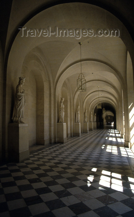 france1174: Versailles, Yvelines département, France: Palace of Versailles / Château de Versailles - corridor with statues of the French monarchs - photo by Y.Baby - (c) Travel-Images.com - Stock Photography agency - Image Bank