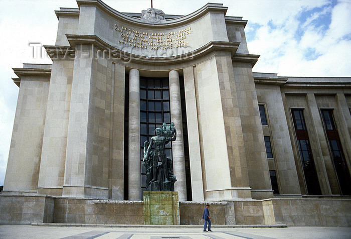france1191: Paris: Palais de Chaillot, built for the Exposition Internationale of 1937 - statue and quotations by Paul Valéry - Trocadéro - 16th arrondissement - photo by Y.Baby - (c) Travel-Images.com - Stock Photography agency - Image Bank