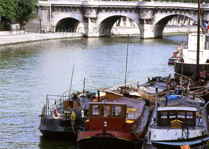 france1193: Paris: barges in the Seine river and the Pont Neuf - photo by Y.Baby - (c) Travel-Images.com - Stock Photography agency - Image Bank