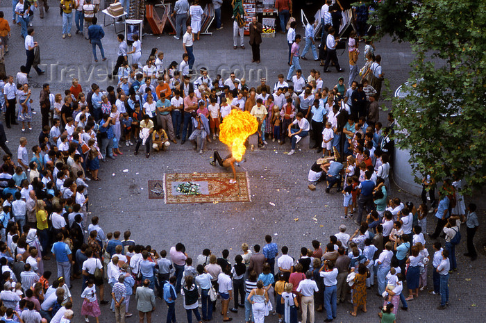 france1197: Paris: fire eating - street artist - seen from the roof of Centre Georges Pompidou - 4th arrondissement - photo by Y.Baby - (c) Travel-Images.com - Stock Photography agency - Image Bank