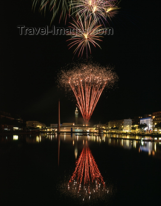 france1230: Le Havre, Seine-Maritime, Haute-Normandie, France: fireworks and water at Bassin du Commerce - photo by A.Bartel - (c) Travel-Images.com - Stock Photography agency - Image Bank