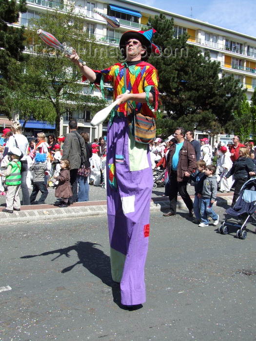 france1308: Le Havre, Seine-Maritime, Haute-Normandie, France: long legged juggler, Children's Carnival - photo by A.Bartel - (c) Travel-Images.com - Stock Photography agency - Image Bank