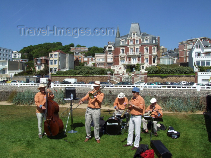 france1330: Le Havre, Seine-Maritime, Haute-Normandie, France: Old Time Jazz Band plays outside - Normandy - photo by A.Bartel - (c) Travel-Images.com - Stock Photography agency - Image Bank