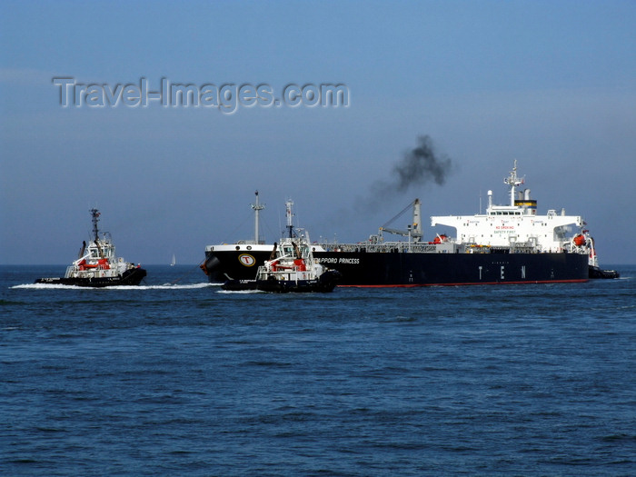 france1334: Le Havre, Seine-Maritime, Haute-Normandie, France: Sapporo Princess Oil Tanker, Tugs - photo by A.Bartel - (c) Travel-Images.com - Stock Photography agency - Image Bank