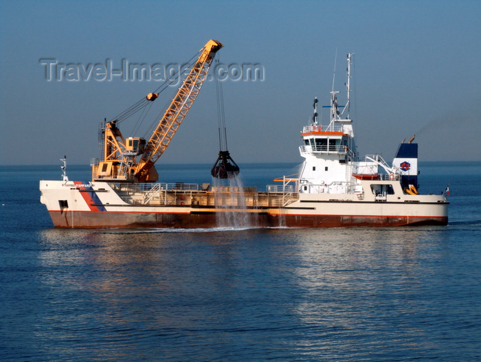 france1382: Le Havre, Seine-Maritime, Haute-Normandie, France: Dredging, Harbour Channel - Hopper Dredger, Gambe d'Amfard - Normandy - photo by A.Bartel - (c) Travel-Images.com - Stock Photography agency - Image Bank