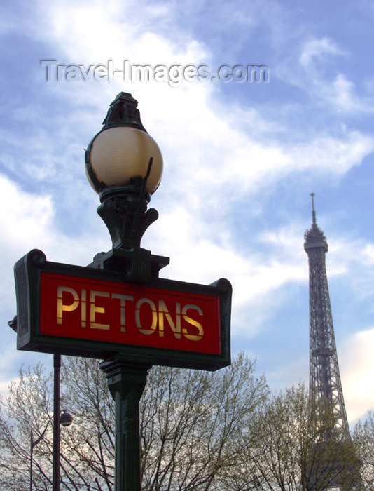 france143: France - Paris: pedestrian crossing and Eiffel tower - photo by K.White - (c) Travel-Images.com - Stock Photography agency - Image Bank