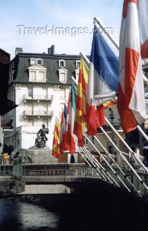 france15: France / Frankreich -  Chamonix-Mont-Blanc (Haute-Savoi): on the bridge - flags and statue of G.Paccard - photo by M.Torres - (c) Travel-Images.com - Stock Photography agency - Image Bank