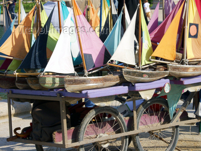 france165: France - Paris: model boats - Jardin des Tuileries - photo by K.White - (c) Travel-Images.com - Stock Photography agency - Image Bank