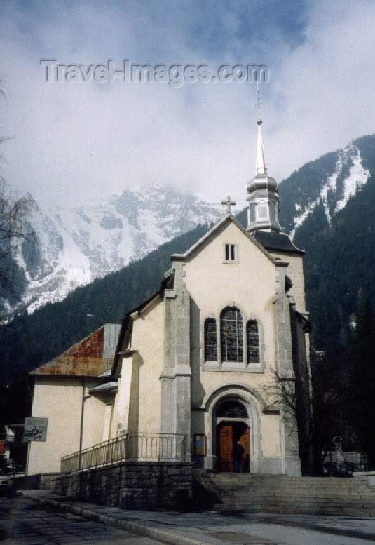 france17: France / Frankreich -  Chamonix-Mont-Blanc (Haute-Savoi): church and Brévent mountain - Eglise de Chamonix et le Brévent - photo by M.Torres - (c) Travel-Images.com - Stock Photography agency - Image Bank