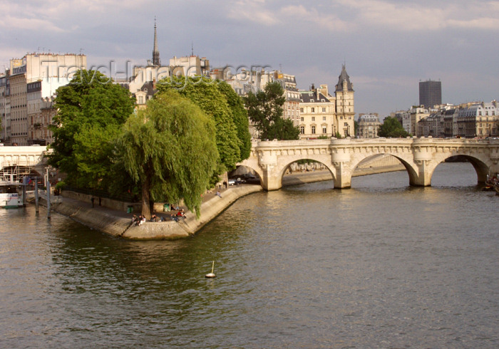 france170: France - Paris: Ile de la Cité - western end - Vert-Galant garden - seen from Pont des Arts - photo by K.White - (c) Travel-Images.com - Stock Photography agency - Image Bank