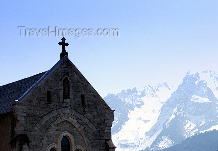 france176: France / Frankreich -  Le Grand Bornand (Haute Savoie): church and the mountains (photo by K.White) - (c) Travel-Images.com - Stock Photography agency - Image Bank