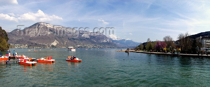 france178: France / Frankreich -  Lac D'Annecy: pedal boats on the lake (photo by K.White) - (c) Travel-Images.com - Stock Photography agency - Image Bank