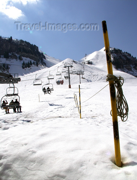 france187: France / Frankreich -  Le Grand Bornand - Chinaillon - La Mulaterie (Haute Savoie): ski - going up the chair lift (photo by K.White) - (c) Travel-Images.com - Stock Photography agency - Image Bank