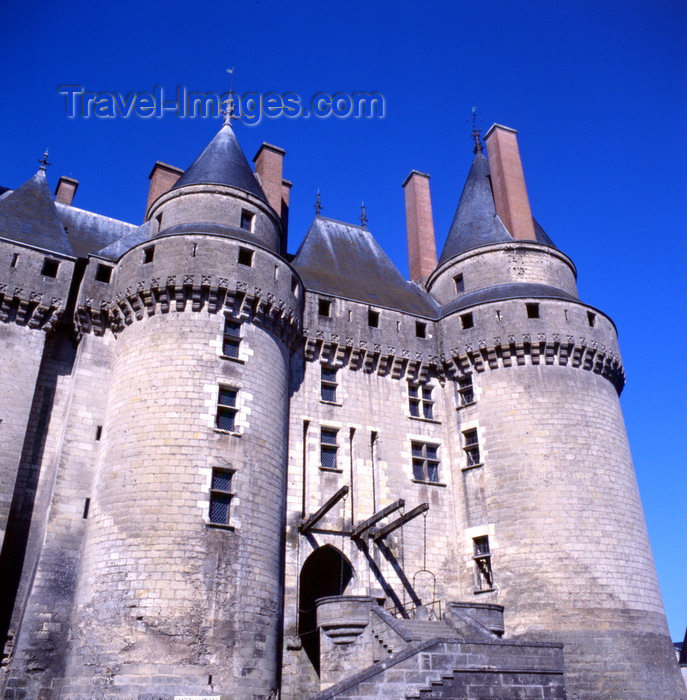 france2: Langeais, Indre-et-Loire, Centre, France: Château de Langeais - draw bridge - 10th century castle rebuilt in the 15th century - photo by A.Bartel - (c) Travel-Images.com - Stock Photography agency - Image Bank