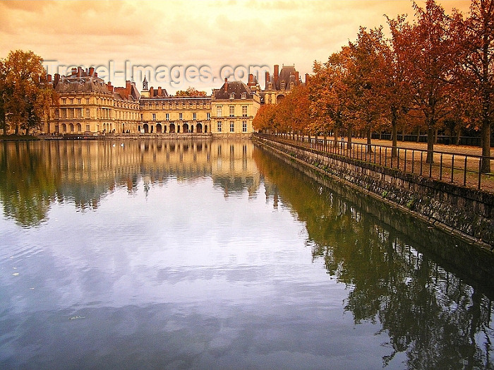 france257: France - Fontainebleau  (Seine et Marne):the palace - reflection II (photo by J.Kaman) - (c) Travel-Images.com - Stock Photography agency - Image Bank