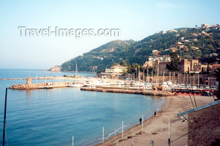 france27: France / Frankreich -  Agay (Var): the bay (photo by M.Torres) - (c) Travel-Images.com - Stock Photography agency - Image Bank