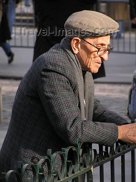 france271: France - Paris: old man with hat - parisian - photo by J.Kaman - (c) Travel-Images.com - Stock Photography agency - Image Bank