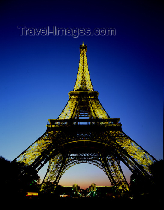 france283: Paris, France: Eiffel Tower and Palais de Chaillot at night - Eiffelturm, Eiffelov toranj, Torre Eiffel,  Eiffelova vez, Eiffeltårnet, Eiffeli torn, Eiffel Dorre, Tour Eiffel, Eiffelov toranj, Menara Eiffel, Eifela tornis, Eifelio bokstas, Eiffel-torony, Eiffeltoren, Eiffeltårnet, Wieza Eiffla, Turnul Eiffel, Eifflov stolp, Eiffelin torni,  Eiffeltornet, Tháp Eiffe, Eyfel Kulesi - photo by A.Bartel - (c) Travel-Images.com - Stock Photography agency - Image Bank