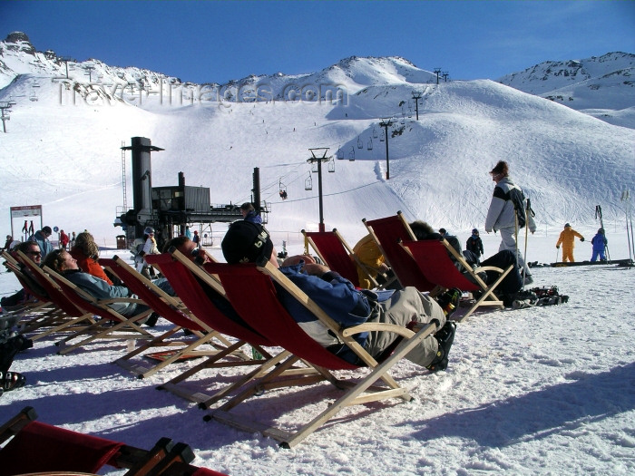 france299: France / Frankreich - Val d'Isère - Tignes (Savoie): Café life - sunbathing (photo by R.Wallace) - (c) Travel-Images.com - Stock Photography agency - Image Bank