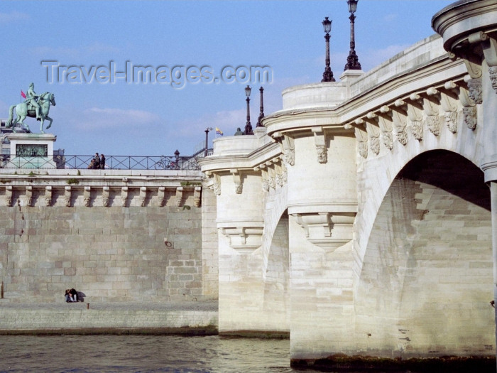 france302: France - Paris: La Seine - Pont-Neuf - bridge - photo by M.Bergsma - (c) Travel-Images.com - Stock Photography agency - Image Bank