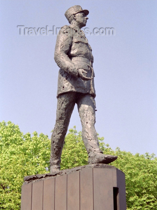 france305: Paris, France: Charles de Gaulle walks away from America - statue by Jean Cardot - near Métro 'Champs-Élysées - Clemenceau', next to the Grand Palais - VIIIe - photo by M.Bergsma - (c) Travel-Images.com - Stock Photography agency - Image Bank