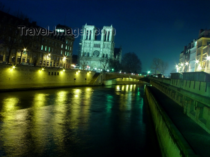 france317: France - Paris: Notre Dame - Île de la Cité - night on the Seine - photo by A.Caudron - (c) Travel-Images.com - Stock Photography agency - Image Bank