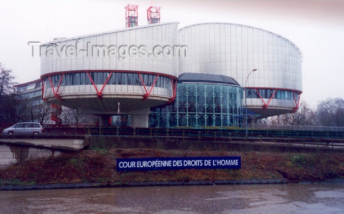 france4: France - Strasbourg / Strasburg / Estrasburgo / SXB (Bas-Rhin / Alsace) : Human Rights Palace - permanent seat of the European Court of Human Rights - architect Richard Rogers / Court Européenne des Droits de L'Homme (photo by Miguel Torres) - (c) Travel-Images.com - Stock Photography agency - Image Bank