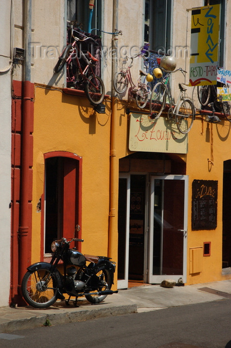 france461: France - Languedoc-Roussillon - Pyrénées-Orientales - Collioure - Cotlliure - shop front with bikes - photo by T.Marshall - (c) Travel-Images.com - Stock Photography agency - Image Bank