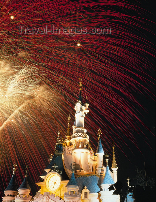 france468: Paris, France: EuroDisney - fireworks and fantasy castle - Marne-la-Vallée - photo by A.Bartel - (c) Travel-Images.com - Stock Photography agency - Image Bank