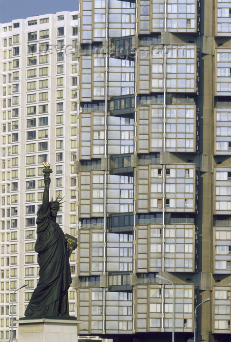 france485: Paris, France: the original Statue of Liberty, by Frédéric Bartholdi - Jardin du Luxembourg - La liberté éclairant le monde - 6th arrondissement - photo by A.Bartel - (c) Travel-Images.com - Stock Photography agency - Image Bank