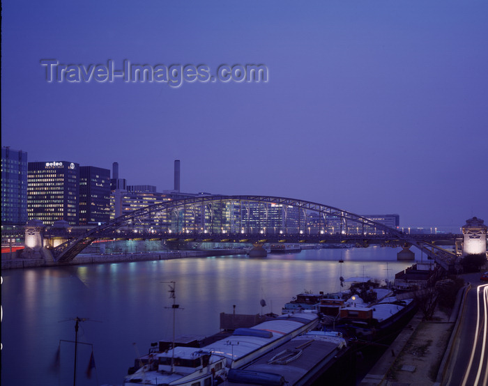 france487: Paris, France: Seine barges and the Austerlitz Bridge - engineer Louis Biette - nocturnal - between the 5th and 12th arrondissments - Metallic architecture - Metro line 5 -  Austerlitz Viaduct - photo by A.Bartel - (c) Travel-Images.com - Stock Photography agency - Image Bank