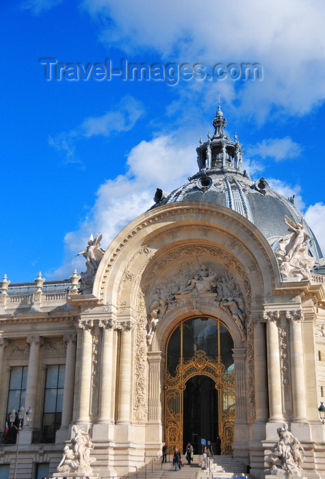 france500: France: Petit Palais - monumental portico with Antonin Injalbert's high relief 'la Ville de Paris protégeant les Arts' - architect Charles Girault, Beaux-arts style - Avenue Winston Churchill, Champs-Élysées - 8e arrondissement - photo by M.Torres - (c) Travel-Images.com - Stock Photography agency - Image Bank