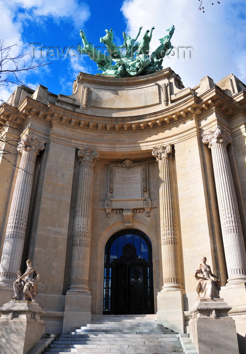 france505: Paris, France: southeast entrance of the Grand Palais des Beaux-Arts, with the sculpture 'L’Harmonie triomphant de la Discorde', a copper quadriga by Georges Récipon - Avenue Winston-Churchill, Champs-Élysées - 8e arrondissement - photo by M.Torres - (c) Travel-Images.com - Stock Photography agency - Image Bank