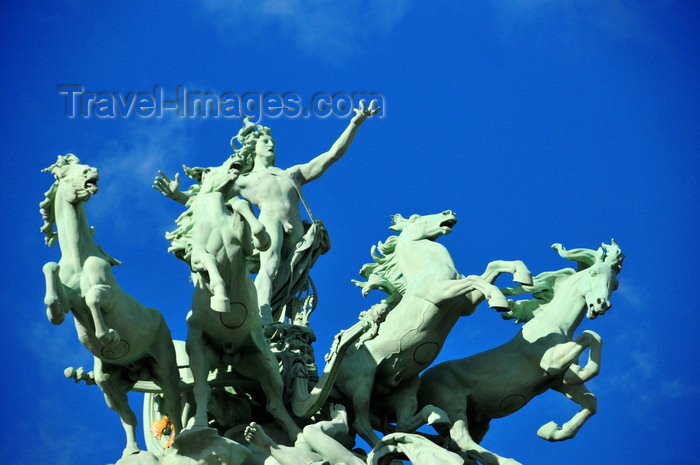 france507: Paris, France: Grand Palais des Beaux-Arts, quadriga on a triumphant ride towards the Invalides - sculpture 'L’Harmonie triomphant de la Discorde' by Georges Récipon using hammered copper - 8e arrondissement - photo by M.Torres - (c) Travel-Images.com - Stock Photography agency - Image Bank