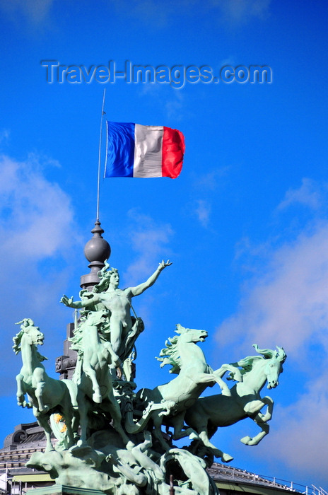 france509: Paris, France: southeast corner of the Grand Palais - quadriga and the French flag - gravity defying sculpture 'L’Harmonie triomphant de la Discorde' by Georges Récipon - 8e arrondissement - photo by M.Torres - (c) Travel-Images.com - Stock Photography agency - Image Bank