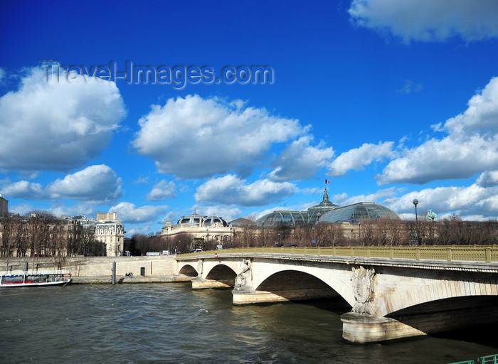 france513: Paris, France: Pont des Invalides - Arch Bridge - the lowest bridge traversing the Seine in Paris, Champs-Élysées, between Quai de New-York and Quai d'Orsay - engineers  Paul-Martin Lagalisserie and Jules Savarin - Grand Palais in the background - photo by M.Torres - (c) Travel-Images.com - Stock Photography agency - Image Bank