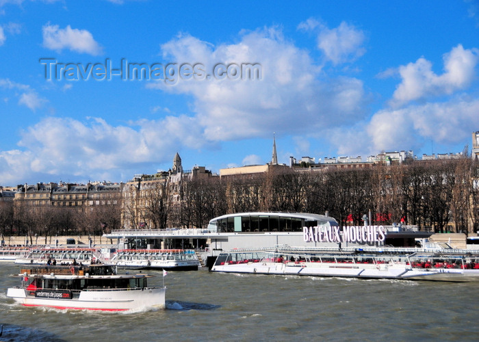 france514: Paris, France: Seine river - boat going upstream in front of the Bateaux Mouches station, Port de la Conférence and Cours Albert 1er seen from Quai d'Orsay - 8e arrondissement - photo by M.Torres - (c) Travel-Images.com - Stock Photography agency - Image Bank