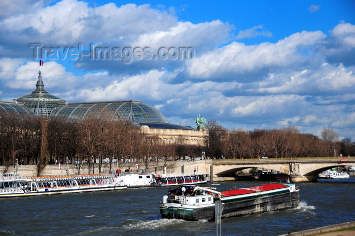 france516: Paris, France: Seine river - river barge going upstream, near the Grand Palais and Pont de Invalides, seen from Quai d'Orsay - 7e and 8e arrondissement - photo by M.Torres - (c) Travel-Images.com - Stock Photography agency - Image Bank