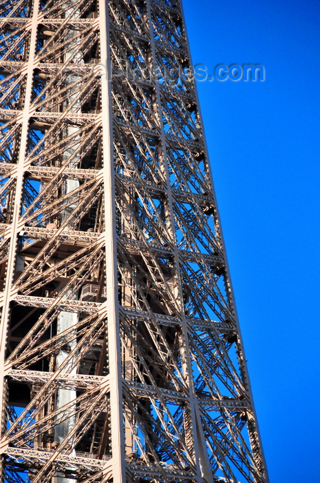 france523: Paris, France: Eiffel Tower / Tour Eiffel - detail of the iron lattice in the upper part of the tower, third platform, surrounding stairs and lifts - at 279 m the highest accessible to public in the European Union - Champ de Mars, 7e arrondissement - photo by M.Torres - (c) Travel-Images.com - Stock Photography agency - Image Bank