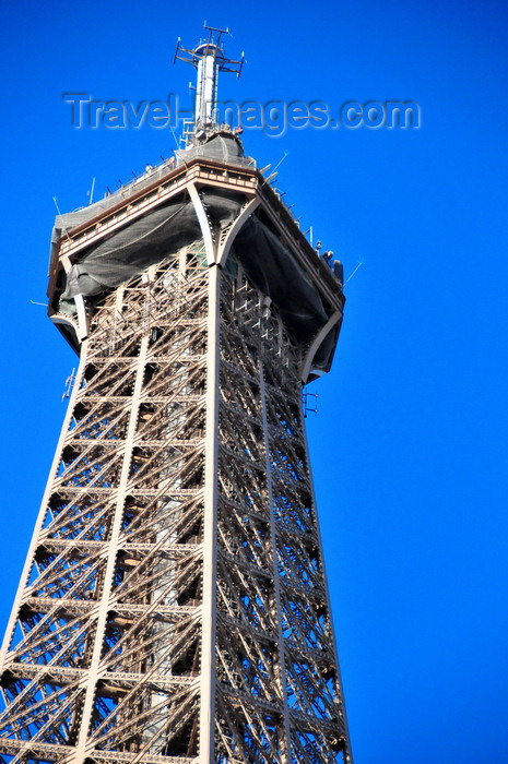 france524: Paris, France: Eiffel Tower / Tour Eiffel - apex of the tower with the top level (4th) platform and broadcast antennas - 320 metres tall, the  tallest structure in Paris - Champ de Mars, 7e arrondissement - photo by M.Torres - (c) Travel-Images.com - Stock Photography agency - Image Bank