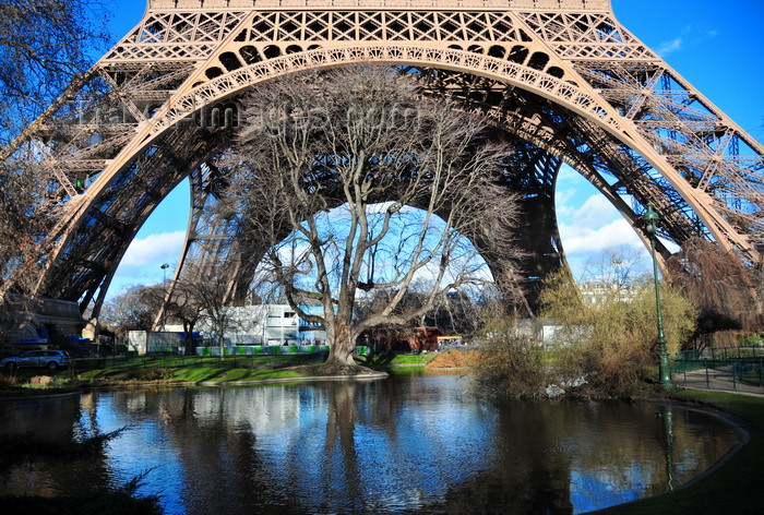 france525: Paris, France: Eiffel Tower / Tour Eiffel - pillars of the tower and the south pond - South-West side / Grenelle side - view from Allée des Refuzniks - Champ de Mars, 7e arrondissement - photo by M.Torres - (c) Travel-Images.com - Stock Photography agency - Image Bank