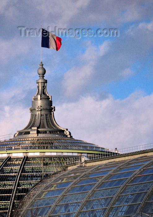 france529: Paris, France: Grand Palais - French flag atop the steel and glass barrel-vaulted roof, the largest existing ironwork and glass structure in the world - Beaux-Arts style - Champs-Élysées - 8e arrondissement - photo by M.Torres - (c) Travel-Images.com - Stock Photography agency - Image Bank