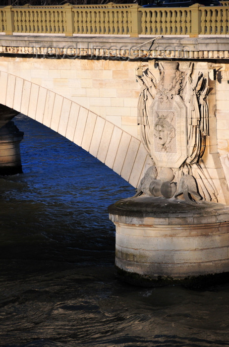 france530: Paris, France: Pont des Invalides - pier decorated with military trophies sculpted by Astyanax-Scévola Bosio - photo by M.Torres - (c) Travel-Images.com - Stock Photography agency - Image Bank