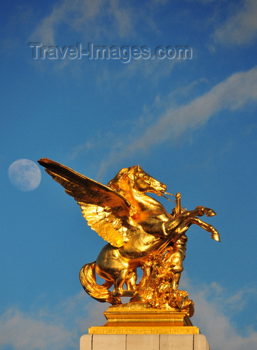 france531: Paris, France: Pont Alexandre III - the moon and the equestrian sculpture of Pegasus held by the Fame of Combat / Commerce, La Renommée au Combat / Commerce - sculptor Pierre Granet - left bank - photo by M.Torres - (c) Travel-Images.com - Stock Photography agency - Image Bank