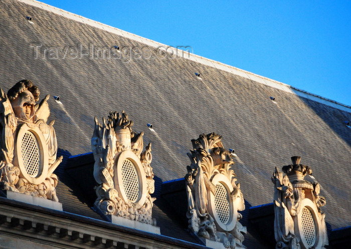 france540: Paris, France: Hôtel national des Invalides - dormer windows with military decorations - roof of the Musée de l'Armée - Army Museum - lucarnes - architect Libéral Bruant - 7e arrondissement - photo by M.Torres - (c) Travel-Images.com - Stock Photography agency - Image Bank