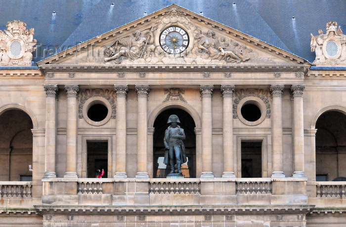 france541: Paris, France: Hôtel national des Invalides - Court of Honour - Court d'honneur - statue of Napoleon by Emile Seure above the north entrance of the Cathedral of Saint-Louis des Invalides - Musée de l'Armée - Army Museum - statue de l'empereur - 7e arrondissement - photo by M.Torres - (c) Travel-Images.com - Stock Photography agency - Image Bank