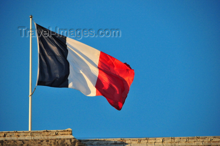 france542: Paris, France: Hôtel national des Invalides - French flag atop the north entrance to the Court of Honour - Le Tricolor - Court d'honneur - Army Museum - 7e arrondissement - photo by M.Torres - (c) Travel-Images.com - Stock Photography agency - Image Bank