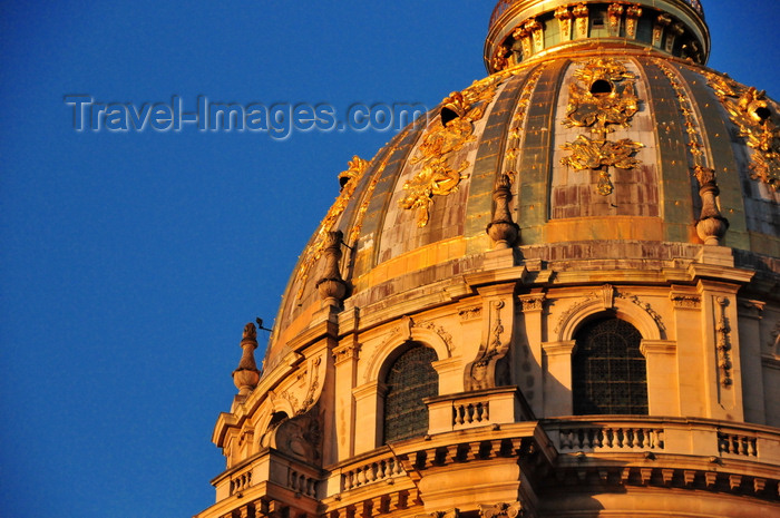 france549: Paris, France: Hôtel des Invalides - Dome Church / Eglise du Dôme / Chapelle royale - the dome - the base of the dome forms an attique surrounded by round arched windows, lead sheeting is used for the roof, fixed by copper nails to a wooden structure - 7e arrondissement - photo by M.Torres - (c) Travel-Images.com - Stock Photography agency - Image Bank