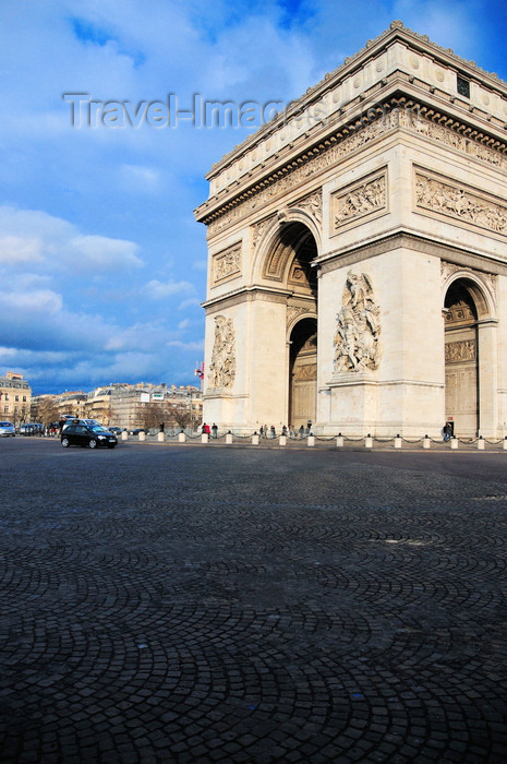 france555: Paris, France: Arc de Triomphe and Place Charles de Gaulle / Étoile - the square cum round-about is surrounded by two streets forming a circle around it, rue de Presbourg and rue de Tilsitt -meeting point of the 8e, 16e and 17e arrondissements -  photo by M.Torres - (c) Travel-Images.com - Stock Photography agency - Image Bank