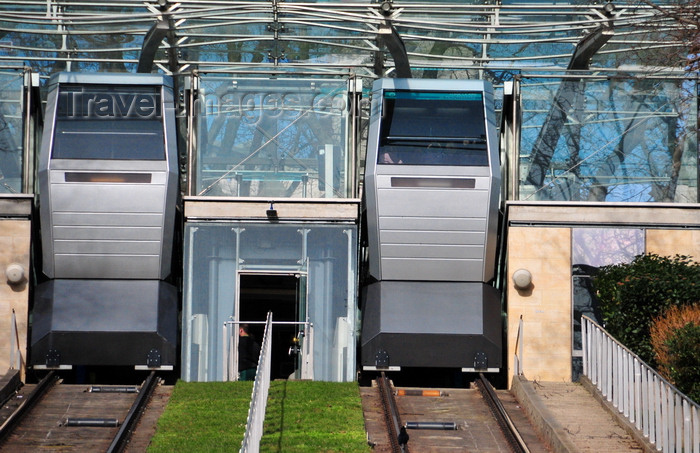 france571: Paris, France: cabins at the top of Montmartre funicular, designed by Roger Tallon and built by the Schindler Group - station by architect François Deslaugiers - automatic funicular railway - Montmartre district, 18e arrondissement - photo by M.Torres - (c) Travel-Images.com - Stock Photography agency - Image Bank